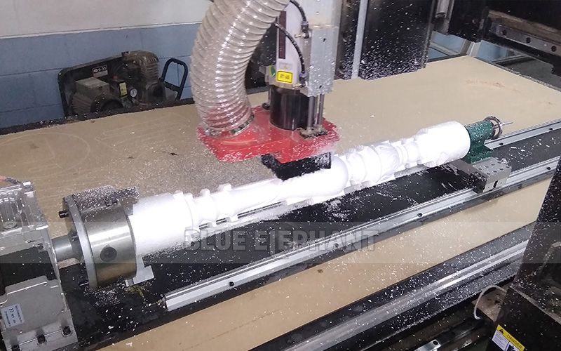 數(shù)控開(kāi)料機(jī)在客戶(hù)廠(chǎng)區(qū)