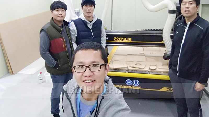 數(shù)控開(kāi)料機(jī)在客戶(hù)廠(chǎng)區(qū)